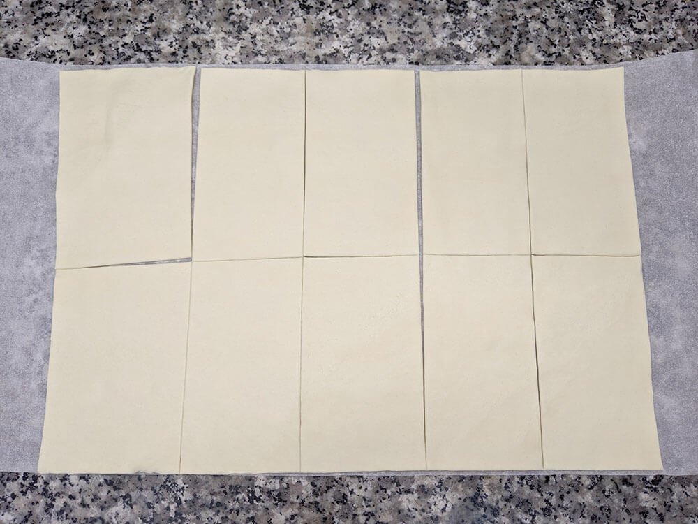 Masa de hojaldre fresca cortada a rectángulos.
